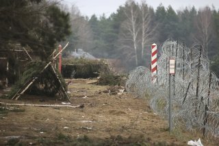 Selon les garde-frontières polonais, deux nouvelles tentatives de passage de la frontière, limite orientale de l'UE, ont eu lieu au cours des dernières 24 heures - l'une impliquant 500 migrants, dont certains ont lancé des pierres et des bombes la...